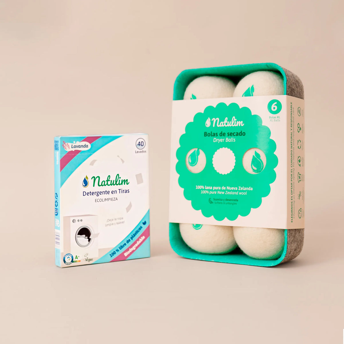 Caja Lavanda de 40 lavados en rosa y turquesa al lado de la bandeja turquesa de 6 bolas XL de lana