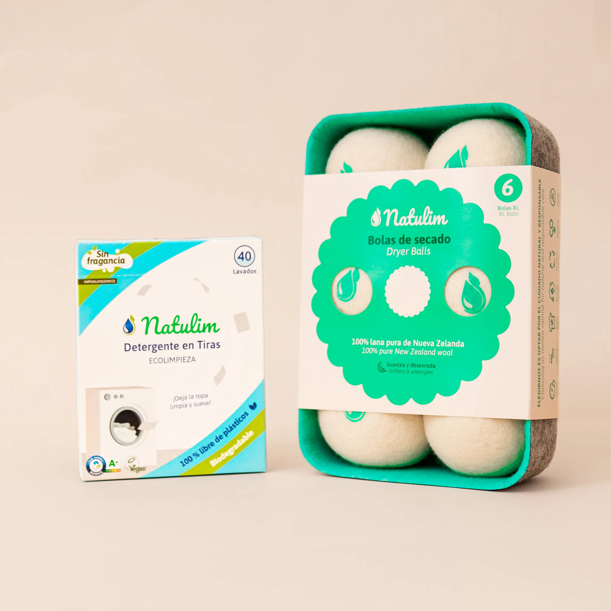 Caja Sin fragancia de 40 lavados en verde y azul junto a la bandeja con 6 bolas de lana